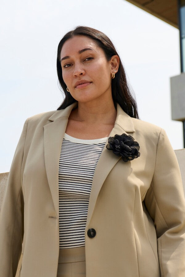 Kaffe Curve Rosa Pin in Black