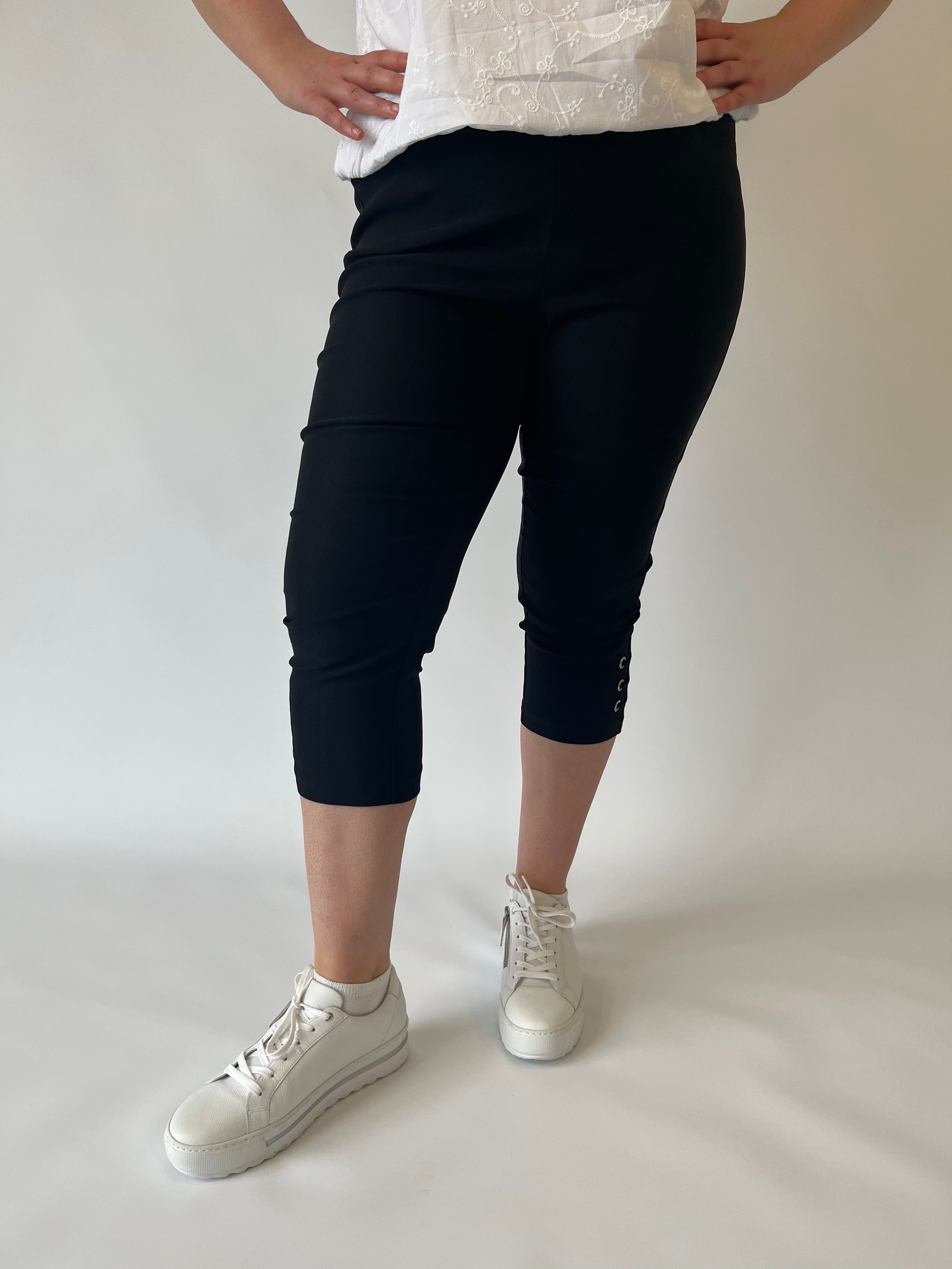 Pinns Crop Trouser in Black