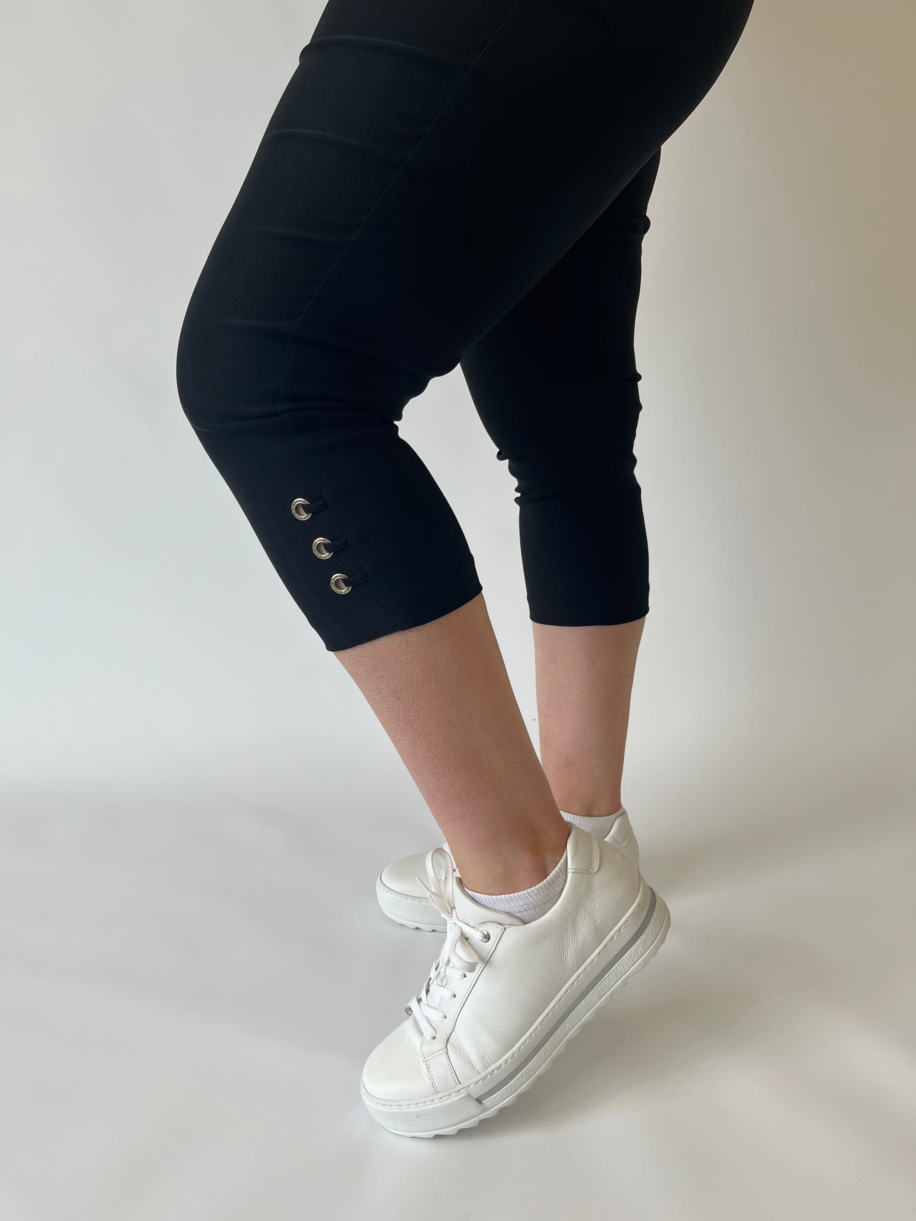 Pinns Crop Trouser in Black