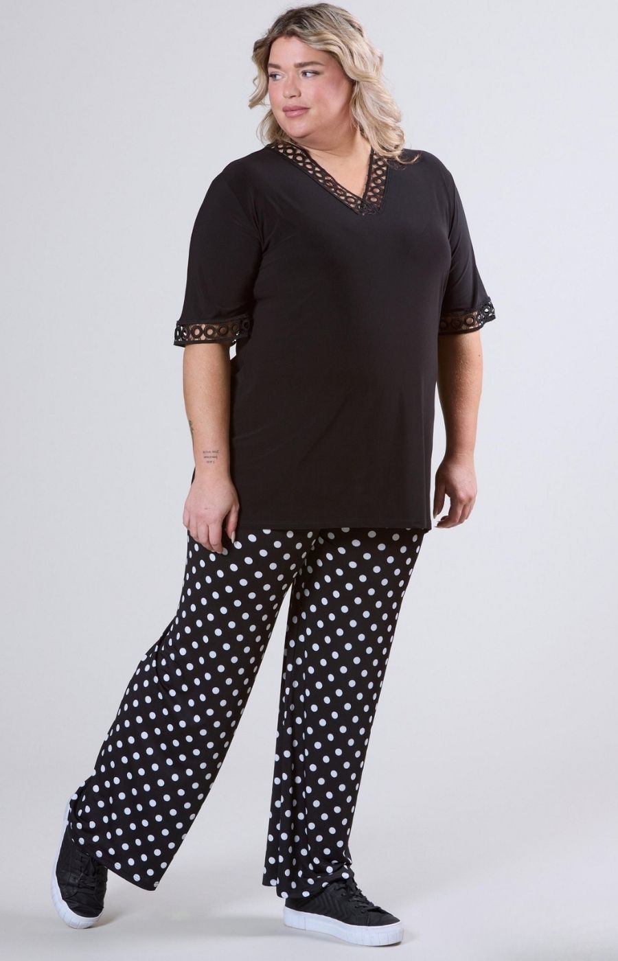 Magna Lace V-Neck Blouse in Black