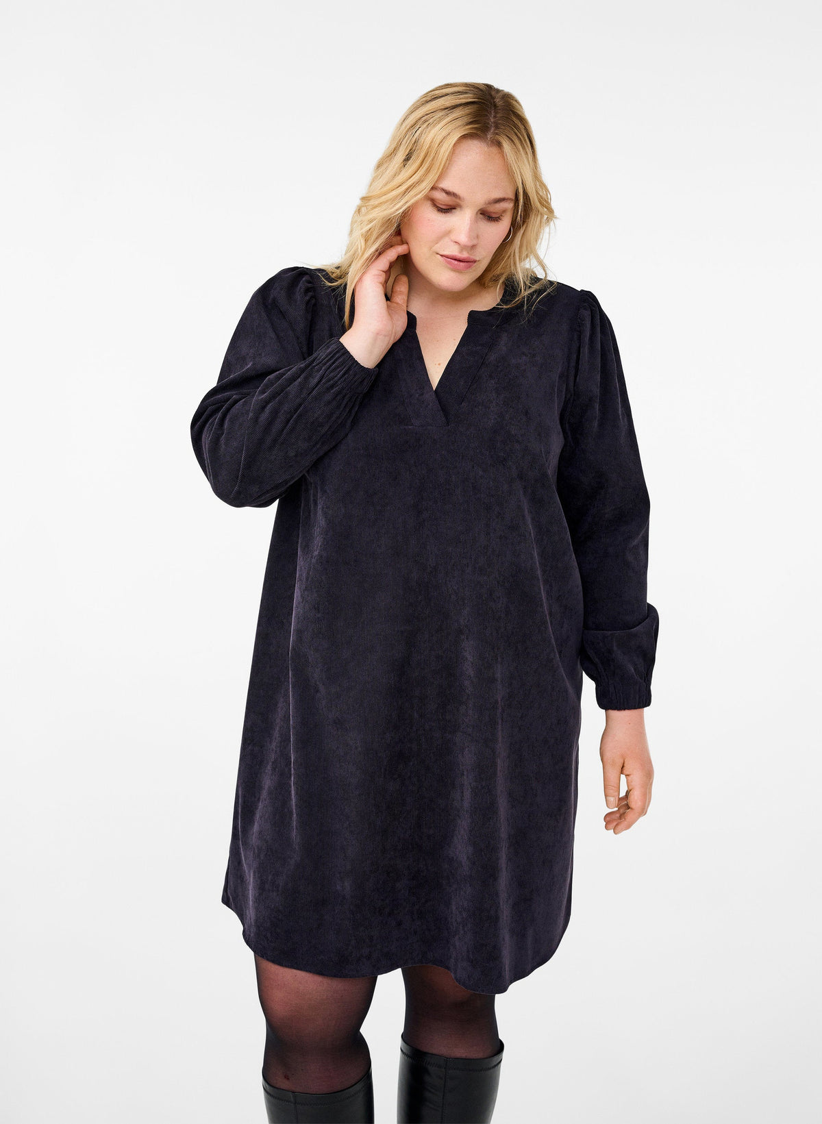 Zizzi Elena Velvet Dress in Black