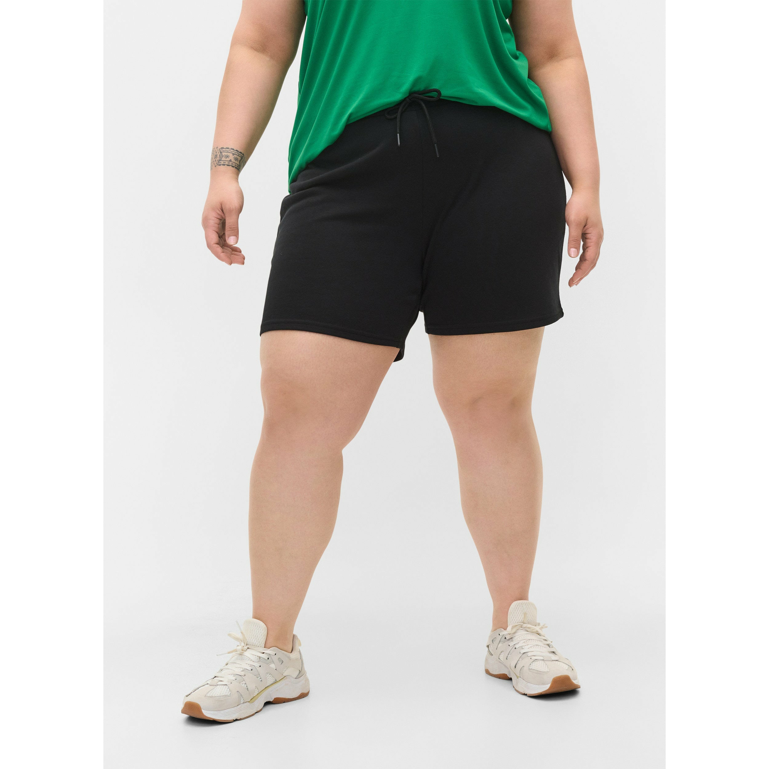 Zizzi Shorts in Black - Wardrobe Plus