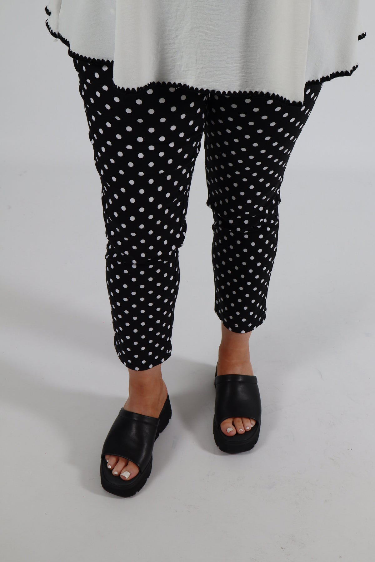 Robell 7/8ths Trousers | Black Polka Dot