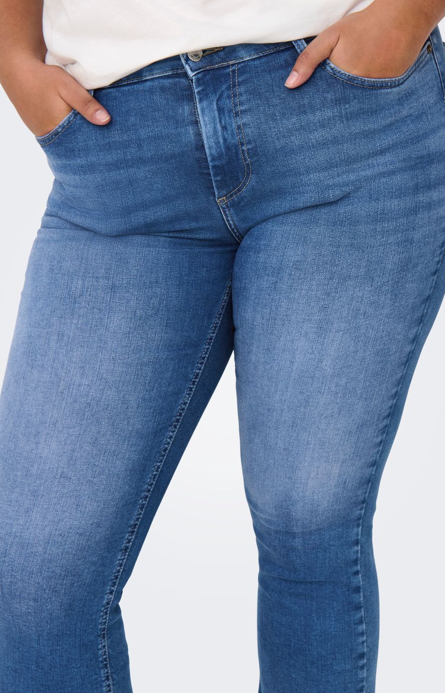 Only Carmakoma Willy Cropped Flared Jean