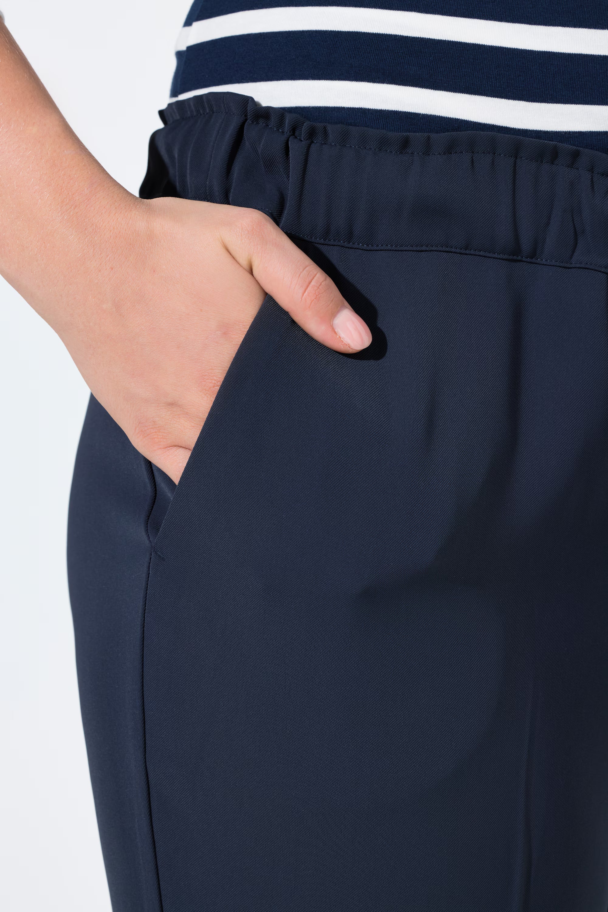 Ulla Popken 7/8th Trousers in Navy, with side pockets and an elasticated waistband 