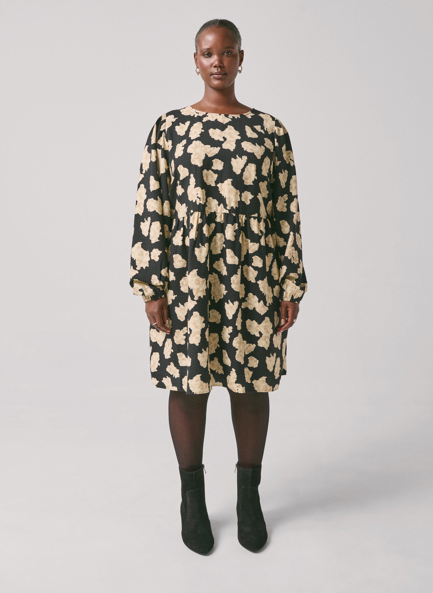 Zizzi Ellen Dress in Black