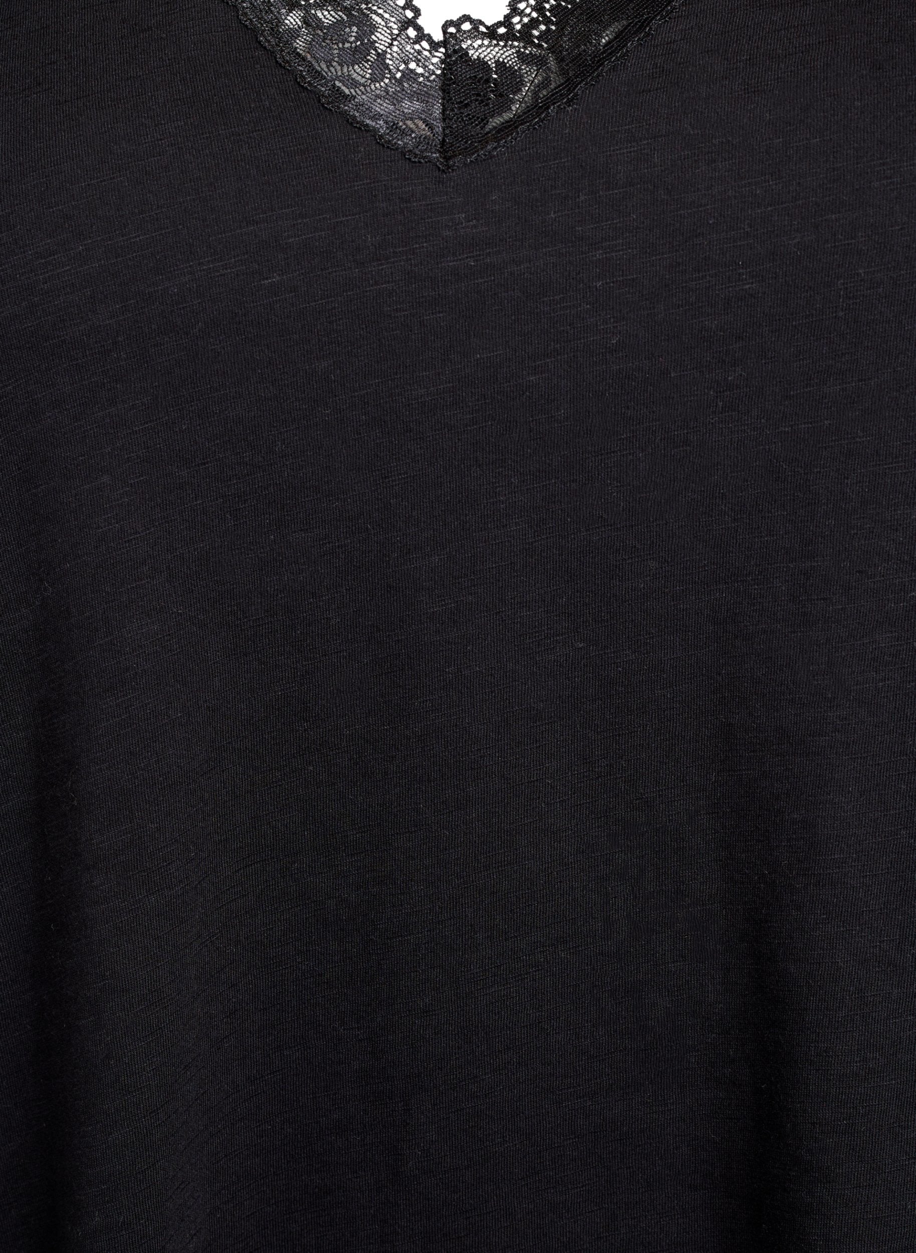 Zizzi Kamia T-Shirt in Black, closure up of black colour 